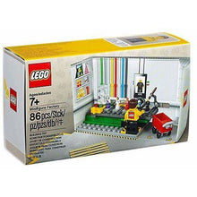 Charger l'image dans la galerie, LEGO 5005358 L'usine de figurines LEGO